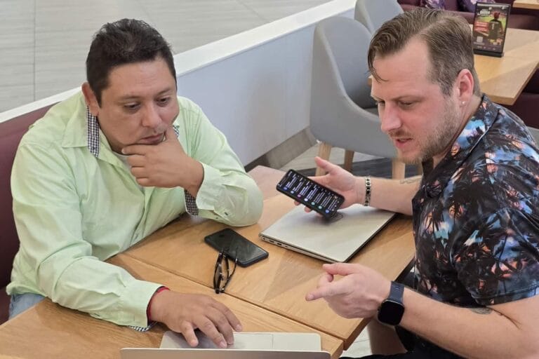 Francisco J. Pacheco y equipo de Queteencuentren analizando estrategias de SEO local y Google Maps en Yucatán.