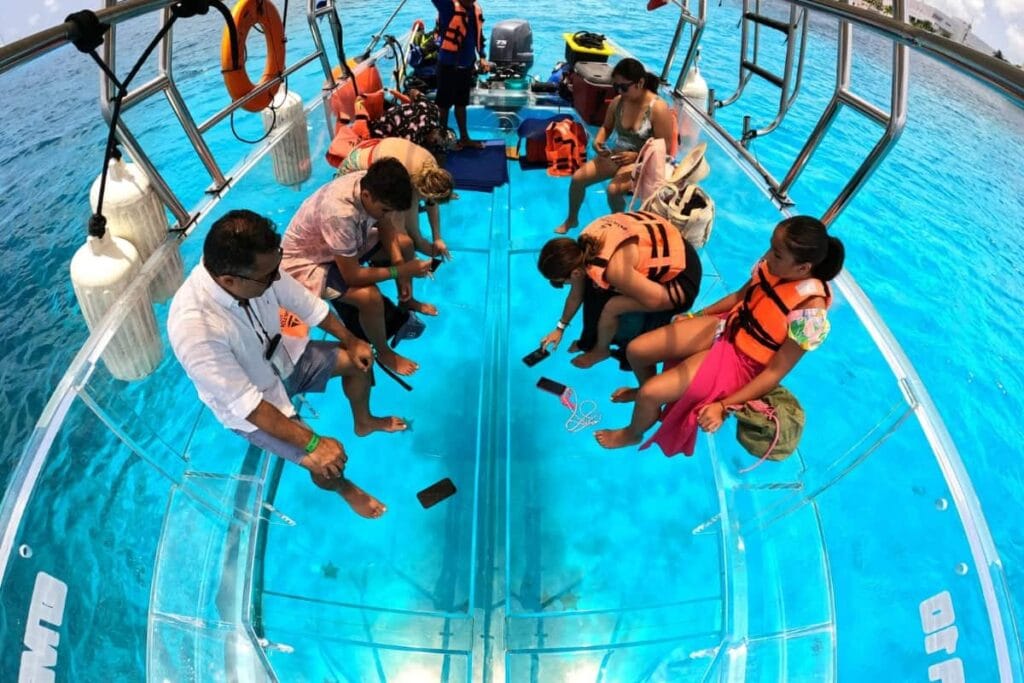 Experiencia de lancha transparente en Cozumel presentada como caso de éxito de Google Maps y estrategia digital bilingüe de QueteEncuentren.