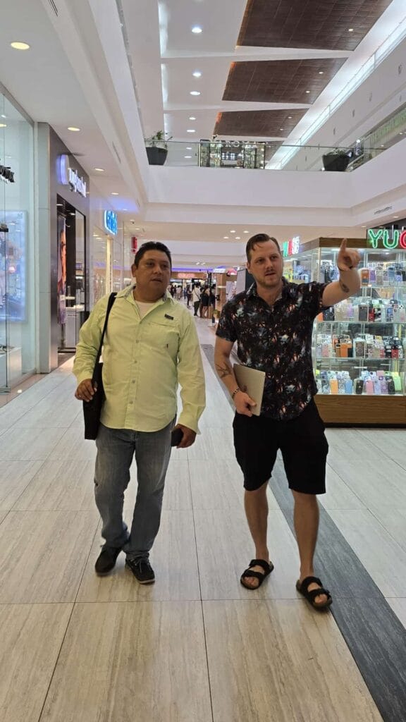 Socios fundadores de la agencia Queteencuentren analizando estrategias de SEO local y posicionamiento digital para empresas en Mérida, Yucatán.